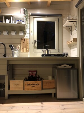 Refrigerador, horno, parrilla de estufa y tetera eléctrica 