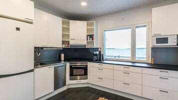 Frigorifero, microonde, lavastoviglie, pentole/stoviglie/utensili