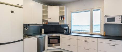 Fridge, microwave, dishwasher, cookware/dishes/utensils