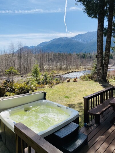 The River House: A quiet getaway with Stunning Mountain views.