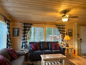 Smart TV, fireplace, DVD player, books - The River House: A quiet getaway with Stunning Mountain views. (Ashford)