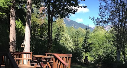 The River House: A quiet getaway with Stunning Mountain views.
