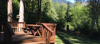The River House: A quiet getaway with Stunning Mountain views.