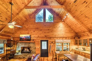 Smart-TV, Kamin, Bücher