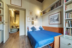 2 bedrooms, iron/ironing board, Internet, bed sheets - GuestHost - Cozy apartment located on the fourth floor of a building with a lift not suitable for the disabled. At the entrance there are two steps, as well as inside the apartment.It comfortably accommodates 3 people in 65 square meters.We are located i (Roma)