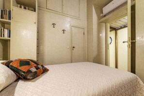 2 bedrooms, iron/ironing board, internet, bed sheets