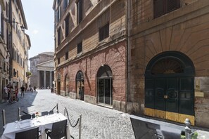 Outdoor dining - GuestHost - Cozy apartment located on the fourth floor of a building with a lift not suitable for the disabled. At the entrance there are two steps, as well as inside the apartment.It comfortably accommodates 3 people in 65 square meters.We are located i (Roma)