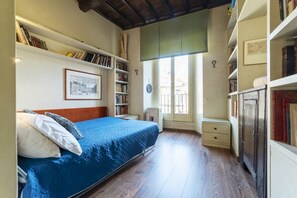 2 bedrooms, iron/ironing board, internet, bed sheets