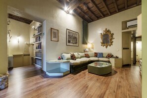 Interior - Cozy apartment located on the fourth floor of a building with a lift not suitable for the disabled. At the entrance there are two steps, as well as inside the apartment.It comfortably accommodates 3 people in 65 square meters.We are located in the heart  (Roma)