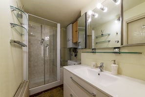 Shower, bidet - GuestHost - Cozy apartment located on the fourth floor of a building with a lift not suitable for the disabled. At the entrance there are two steps, as well as inside the apartment.It comfortably accommodates 3 people in 65 square meters.We are located i (Roma)
