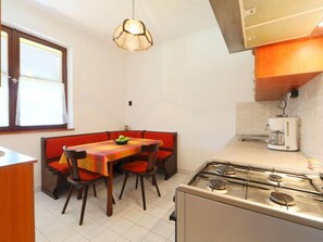 Fridge, cookware/dishes/utensils