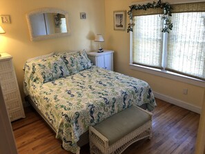 4 bedrooms, in-room safe, free WiFi, bed sheets - Beach House in Ocean Beach, Fire Island (Ocean Beach)