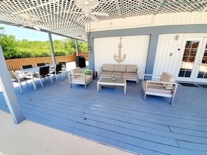 Outdoor dining - Sea Renity~ Large 3/2 SFH, 30ft dockage, Private pool, Hot tub & Huge game room (Marathon)