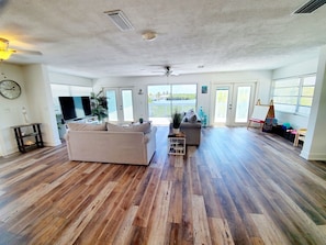 Smart TV, foosball, table tennis - Sea Renity~ Large 3/2 SFH, 30ft dockage, Private pool, Hot tub & Huge game room (Marathon)