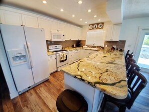Fridge, microwave, oven, stovetop - Sea Renity~ Large 3/2 SFH, 30ft dockage, Private pool, Hot tub & Huge game room (Marathon)