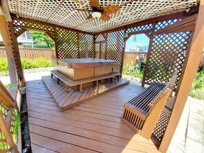 Terrace/patio - Sea Renity~ Large 3/2 SFH, 30ft dockage, Private pool, Hot tub & Huge game room (Marathon)