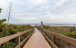 Playa en los alrededores, camastros y toallas de playa 