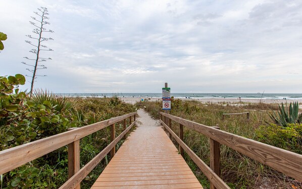 Beach nearby, sun loungers, beach towels