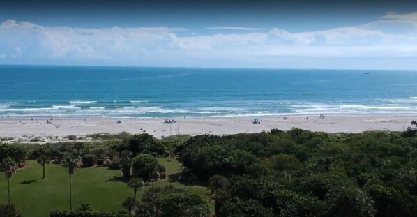 Beach nearby, sun-loungers, beach towels