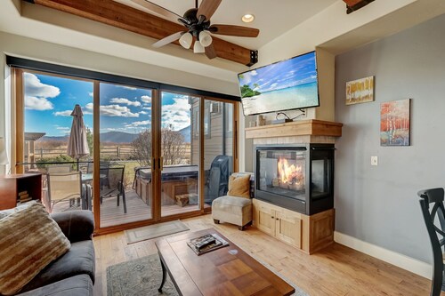 Newpark Townhome - Private Hot Tub - Private Garage