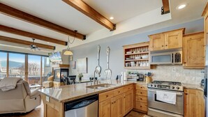 Una cocina moderna con armarios de madera, electrodomésticos de acero inoxidable y una isla grande con lavavajillas.