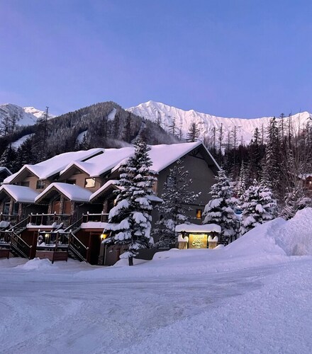 Fernie Alpine Resort accommodation Thunder Ridge Chalet Truly Ski in/Ski out