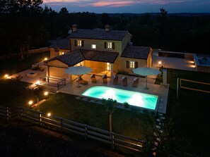 A two-story house with a swimming pool, outdoor seating, and a well-lit patio area. - Wonderful private villa for 6 people with A/C, private pool, WIFI, TV, terrace and pets allowed (Pazin)