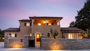 A two-story house with a stone entrance and a balcony. - Beautiful private villa for 6 people with WIFI, private pool, A/C, TV, terrace and pets allowed (Pazin)