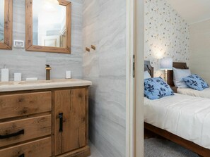 3 bedrooms, travel cot, free WiFi