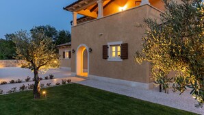 A Mediterranean-style house with a covered patio, a small arched entrance, and a gravel driveway. - Beautiful private villa for 6 people with WIFI, private pool, A/C, TV, terrace and pets allowed (Pazin)