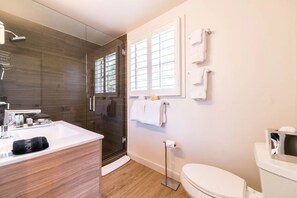 Shower, hair dryer, towels - Zion Home Away From Home (Rockville)