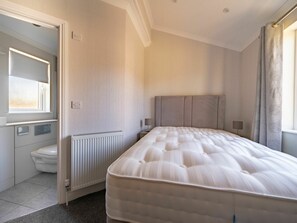 2 bedrooms, travel cot, free WiFi, bed sheets