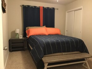 2 bedrooms, iron/ironing board, WiFi - Midtown's Perfect Quiet Queen (Houston)
