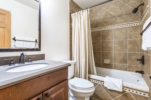 Ensemble douche/baignoire, articles de toilette gratuits, sĂšche-cheveux
