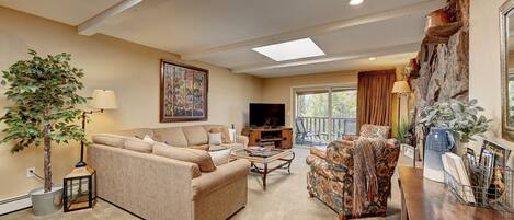 Een televisie, een dvd-speler, boeken en een stereo