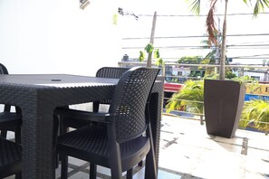 Outdoor dining - Departamento en avenida principal 4 Pax A 15 min de la playa  con AC y terraza (Playadelcarmen)