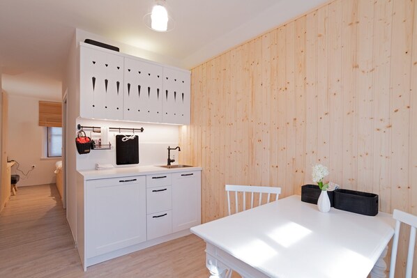 Dining - cosy studio in a peaceful village in the heart of nature (Srednja vas)