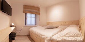 1 bedroom, free WiFi, bed sheets, wheelchair access - cosy studio in a peaceful village in the heart of nature (Srednja vas)