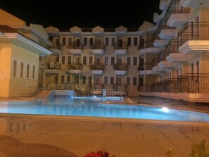 Seasonal outdoor pool, pool umbrellas, sun loungers - Verdeport Hotel (Fethiye)