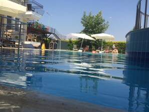 Seasonal outdoor pool, pool umbrellas, sun loungers - Verdeport Hotel (Fethiye)