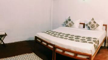 Luxury Double Room, 1 King Bed, Non Smoking, Mountain View | In-room safe, individually decorated, individually furnished, desk