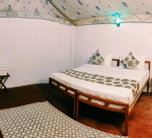 Luxury Double Room, 1 King Bed, Non Smoking, Mountain View | In-room safe, individually decorated, individually furnished, desk