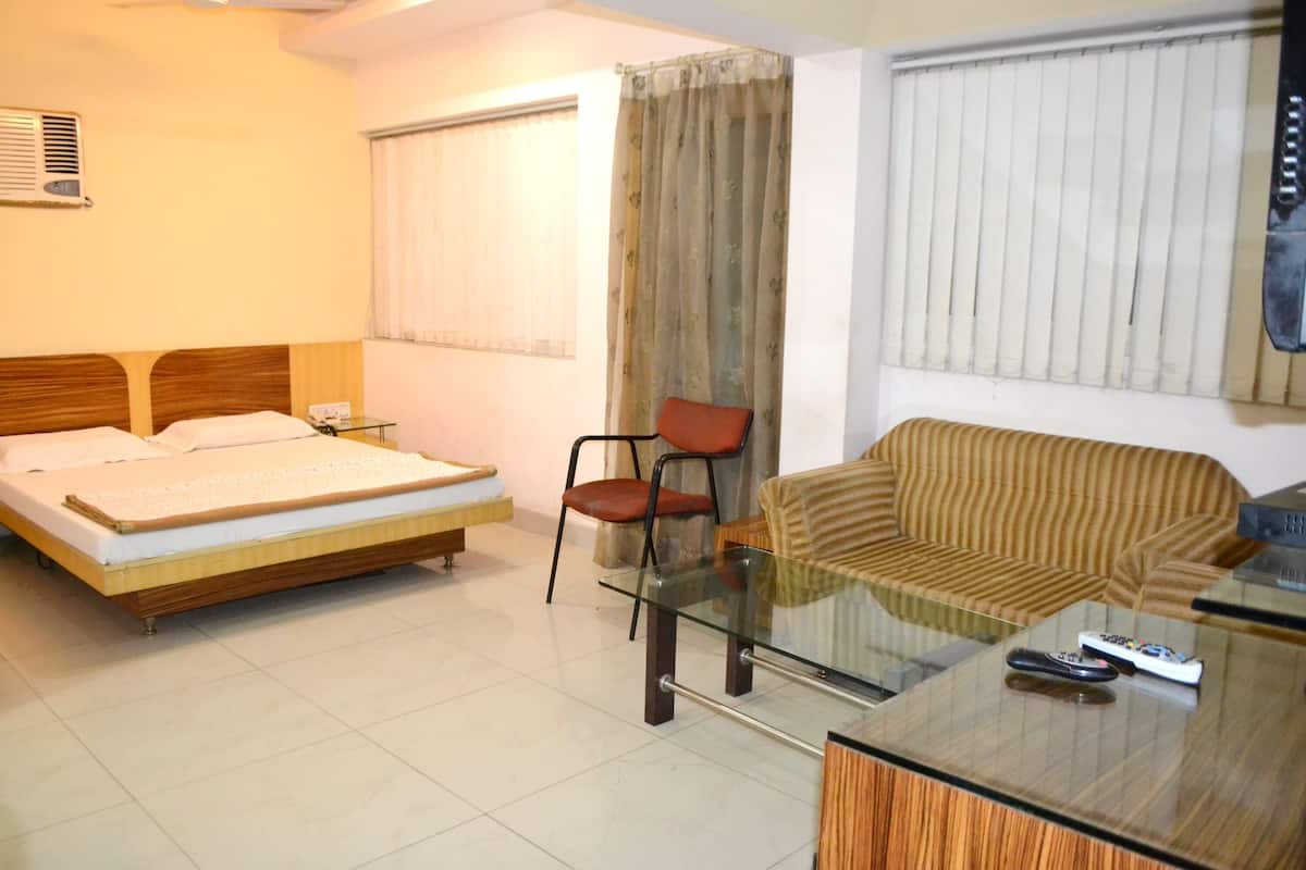 Super Deluxe Room | 1 bedroom, desk, iron/ironing board, bed sheets