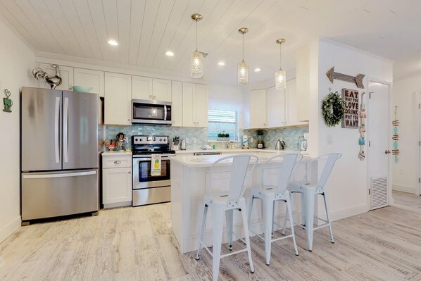 Fridge, stovetop, dishwasher