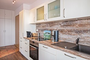 Een koelkast, een oven, een vaatwasser, een koffiezetapparaat/waterkoker