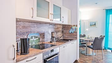 Een koelkast, een oven, een vaatwasser, een koffiezetapparaat/waterkoker
