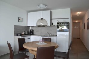 Unclassified image, 3 of 24, button