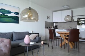 TV, fireplace - Haus Besch - Apartment Auszeit am Meer - Time out by the sea: 3-room, 4 pers, (Middelhagen)