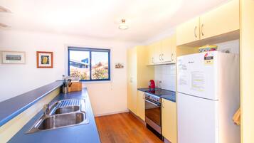 Een koelkast, een microgolfoven, een oven, een kookplaat