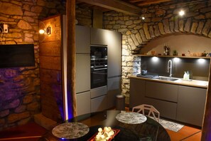 Fridge, microwave, oven, stovetop - Contemporary cellar in the heart of Arbois KV'O37 (Arbois)